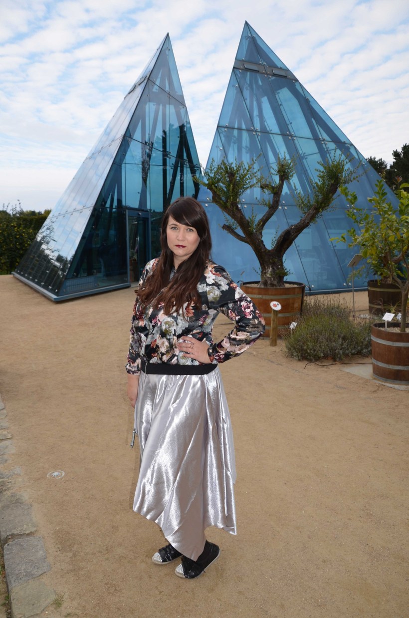 Silber Rock Silber Rock vor Glas Pyramide