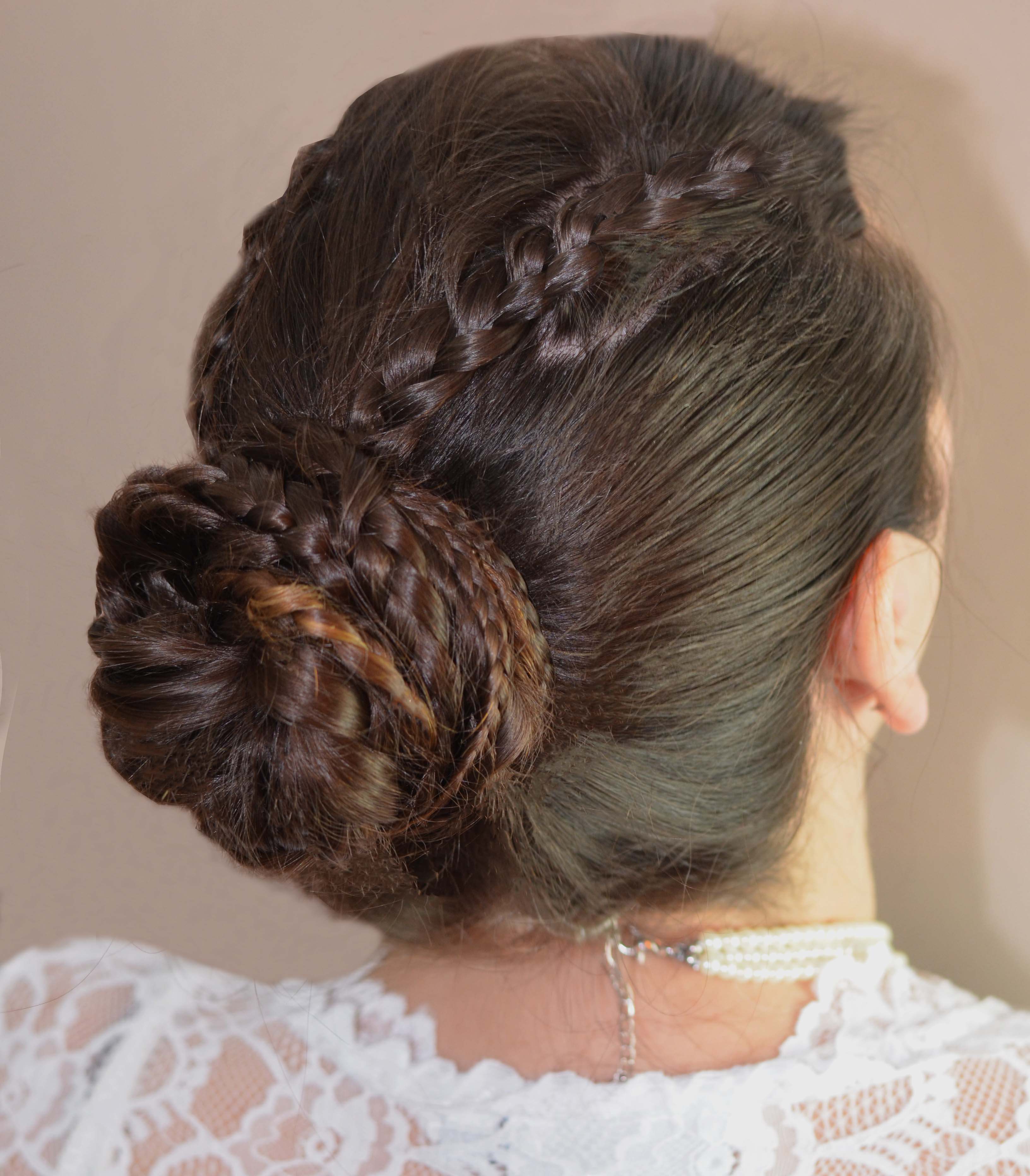 Wiesnfrisur -Dutt mit geflochtenen Zöpfen