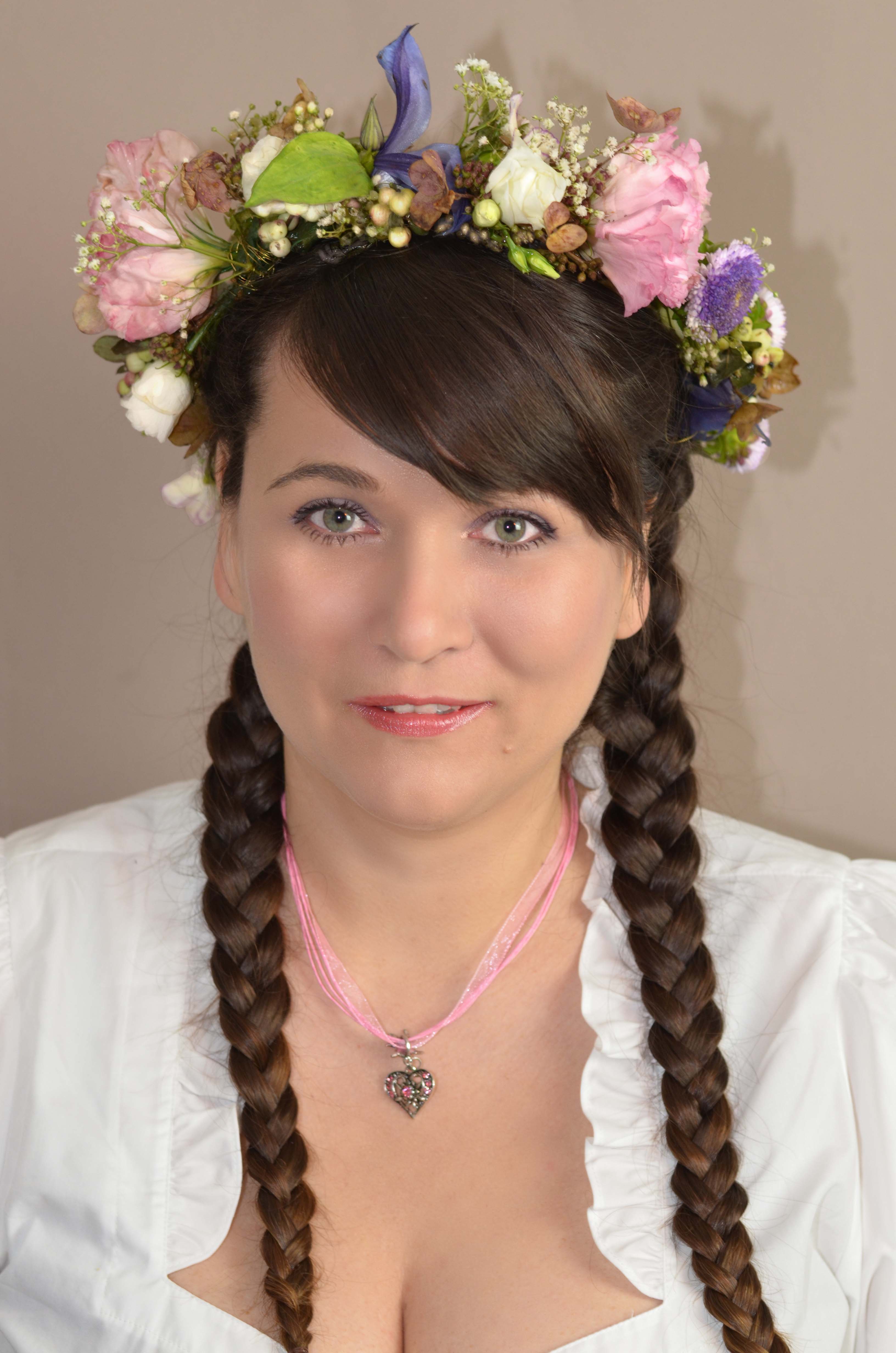 Oktoberfestzöpfe mit Blumenkranz aus echten Blumen