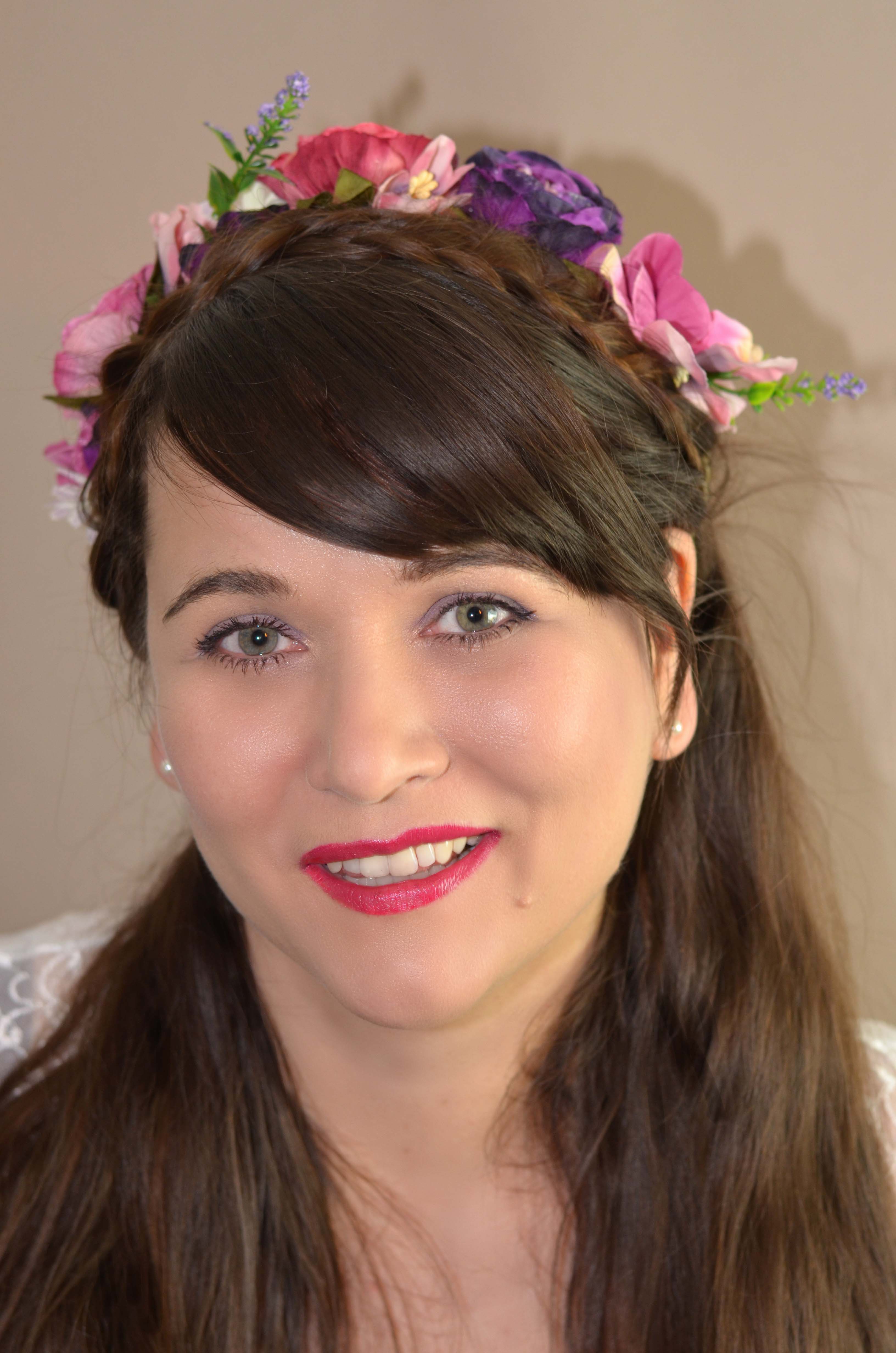 Okwiesnfrisur mit Blumenkranz