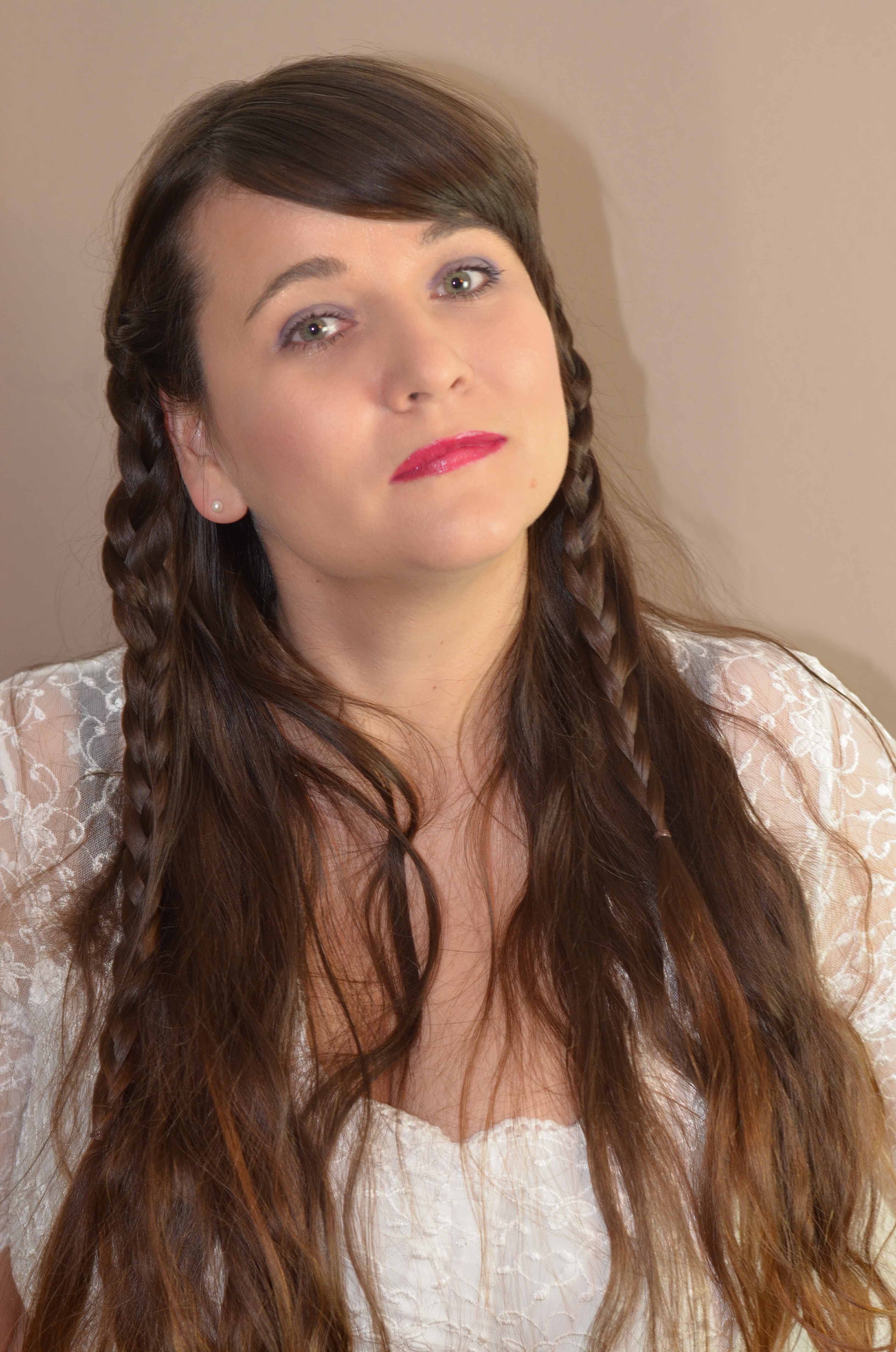 Oktoberfestfrisur mit Blumenkranz step1