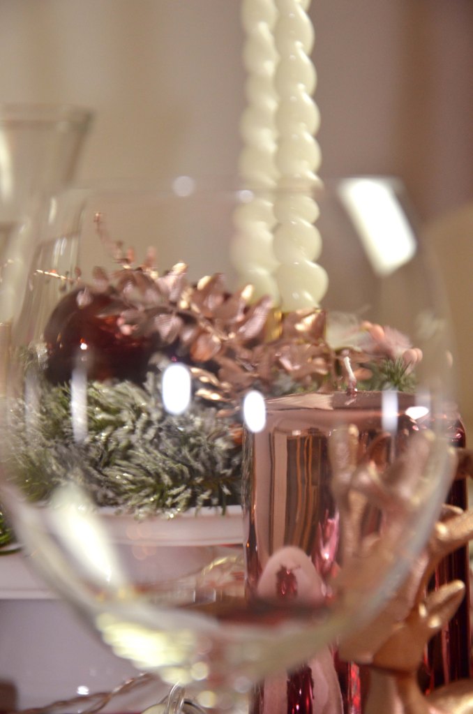 Weihnachtstischdeko Details durch ein Glas fotografiert