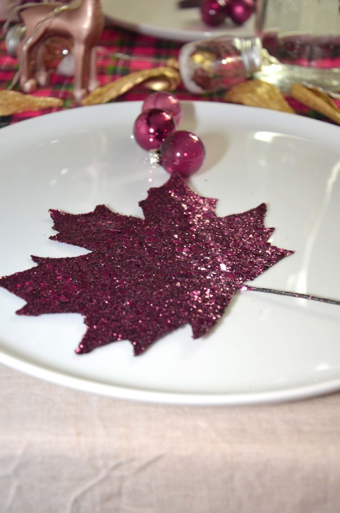 Teller-Deko Ahornblatt mit Glitzer und passend dazu kleine Weihnachtskugeln